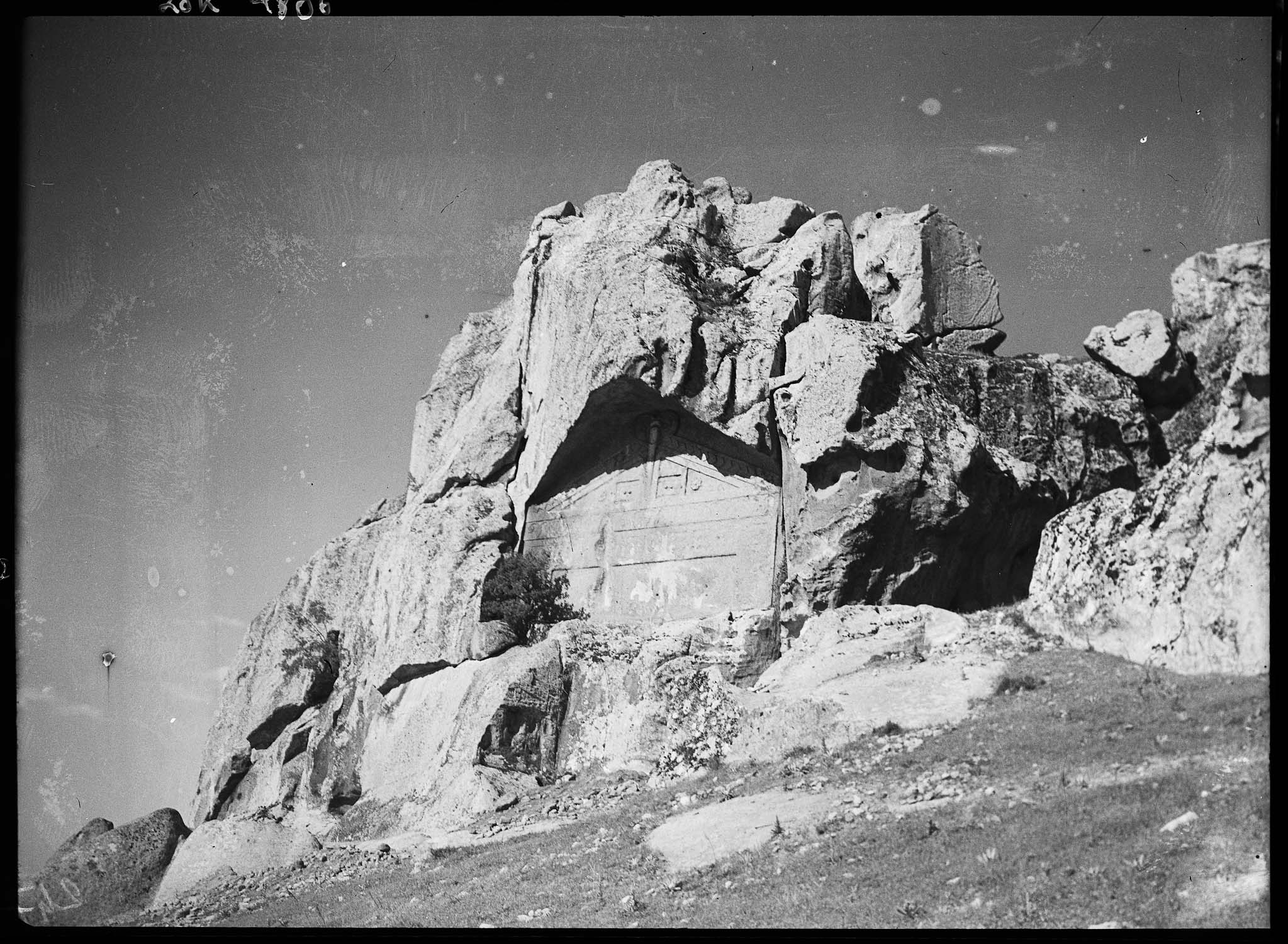 Monument inachevé : vue d'ensemble (voir "Phrygie. Exploration archéologique…", tome IV : "La Cité de Midas. Architecture", par A. Gabriel, Paris, E. de Boccard, 1965, pl. 35)